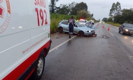 Sete pessoas são socorridas após colisão entre carros na BR-494, em Cláudio