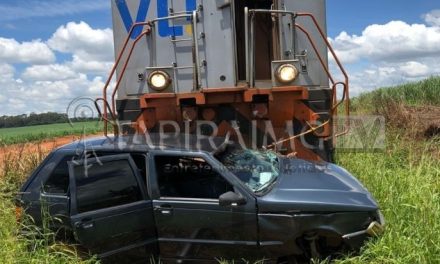 Carro é arrastado por locomotiva em Lagoa da Prata