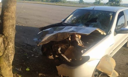 Homem fica ferido após carro colidir em traseira de carreta na BR-262