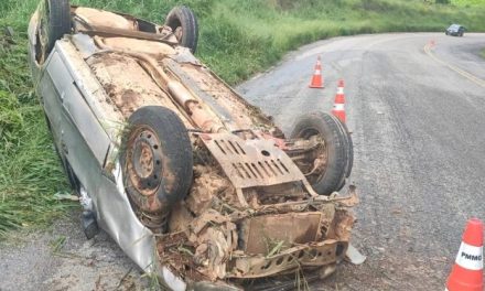 Motorista morre após carro capotar em curva no Sul de Minas