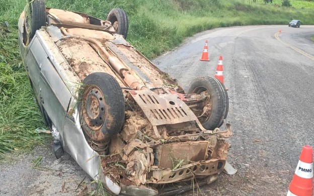 Motorista morre após carro capotar em curva no Sul de Minas