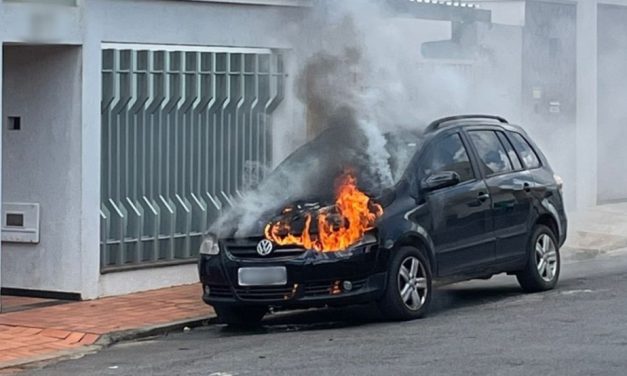 Bombeiros combatem incêndio em veículo no Centro de Piumhi