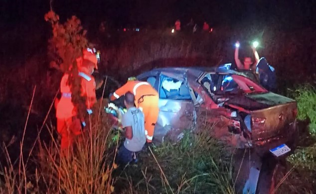 Casal fica ferido após colisão frontal entre dois veículos no Sul de Minas