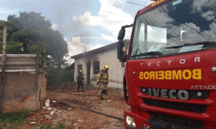 Inquilino coloca fogo em residência após ser informado que o imóvel foi vendido