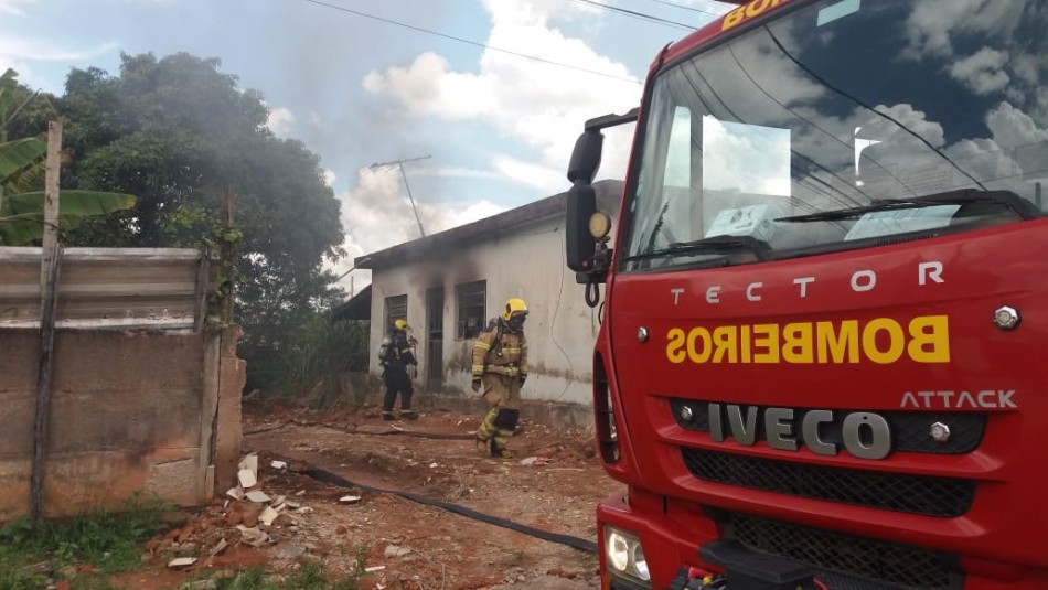 Inquilino coloca fogo em residência após ser informado que o imóvel foi vendido