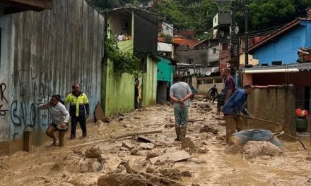 Justiça autoriza governo de SP a remover compulsoriamente pessoas de áreas de risco no litoral norte