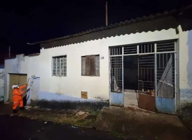 Corpo é encontrado enterrado e concretado em quintal de residência no Sul de Minas