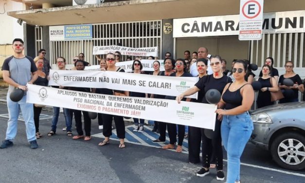 Manifestação de profissionais da enfermagem, com apoio de sindicatos, é realizada em Formiga