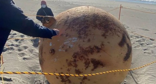 O que é a esfera metálica misteriosa que apareceu em praia no Japão?