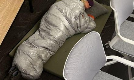 Executiva do Twitter que postou foto dormindo no trabalho é demitida