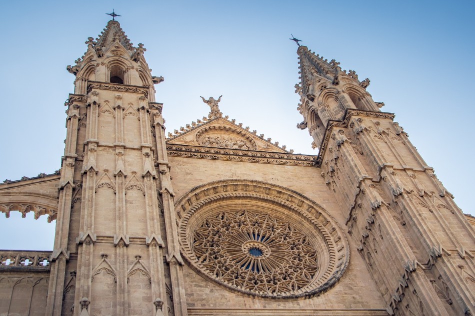 Mais de 100 padres suspeitos de abuso infantil continuam ativos na Igreja Católica