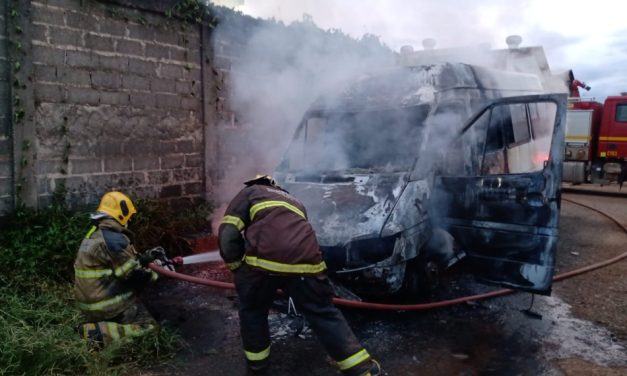 Corpo de Bombeiros combate incêndio em veículo em Arcos