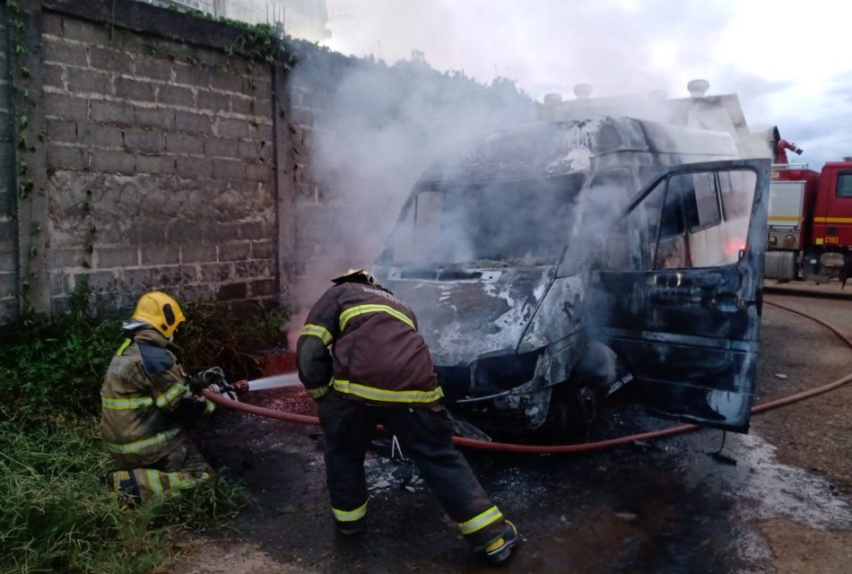 Corpo de Bombeiros combate incêndio em veículo em Arcos