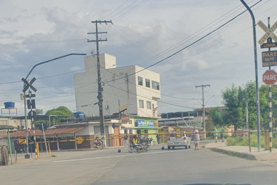 Colisão entre moto e carro é registrada em linha férrea momento em que locomotiva se aproximava