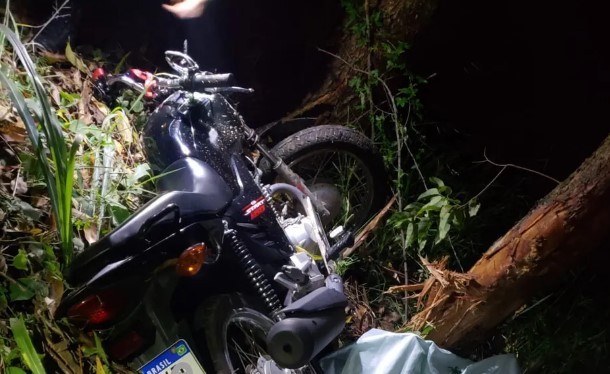 Jovem morre após moto sair da pista e bater em árvores no Sul de Minas