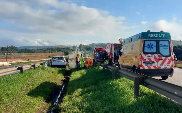 Quatro ficam feridos após veículo bater em mureta na Fernão Dias