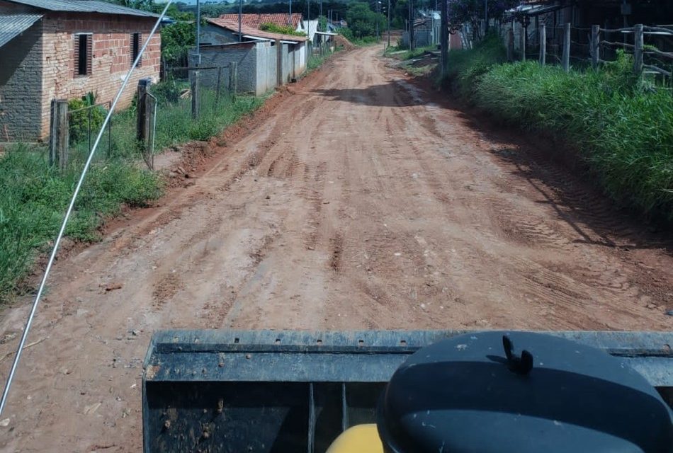 Ruas da comunidade de Timboré recebem limpeza para pavimentação