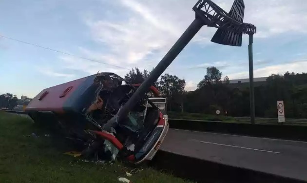 Ônibus bate em poste, tomba na BR-381 e duas pessoas ficam feridas