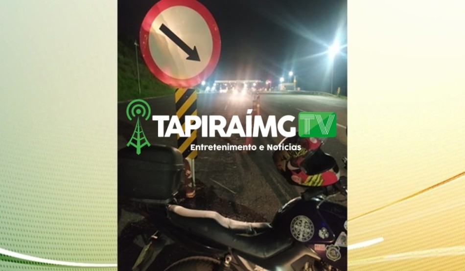 Mulher fica ferida após colisão de moto contra placa de sinalização na MG-050