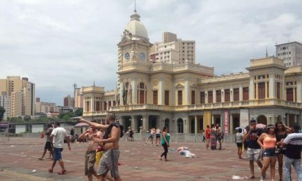 Caminhão que retirava equipamentos do carnaval na Praça da Estação atropela e mata sem-teto