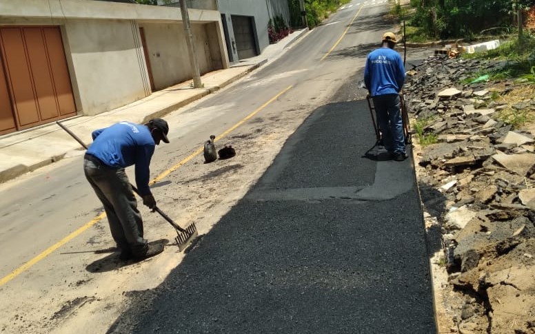 Ruas do bairro Andorinhas recebem reparo