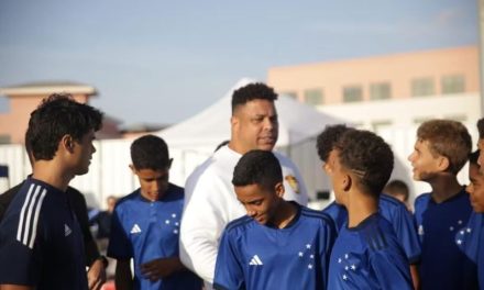 Cruzeiro: em Dubai com sub-13, Ronaldo não vem para o clássico e torcida critica