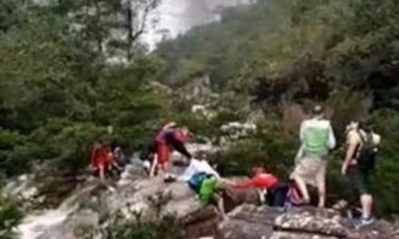 Tromba d’agua deixa turistas de Taiwan ilhados em cachoeira de Minas