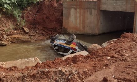 Viatura da PM cai em córrego após perseguição a motocicleta