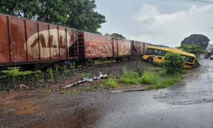 Duas meninas morrem em acidente entre trem e ônibus escolar da Apae em Jandaia do Sul