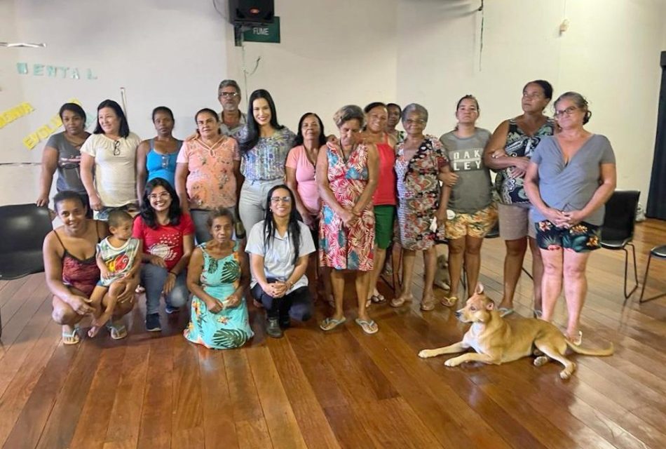 Vereadora Joice Alvarenga participa de roda de conversa com o grupo do PAIF do Cras