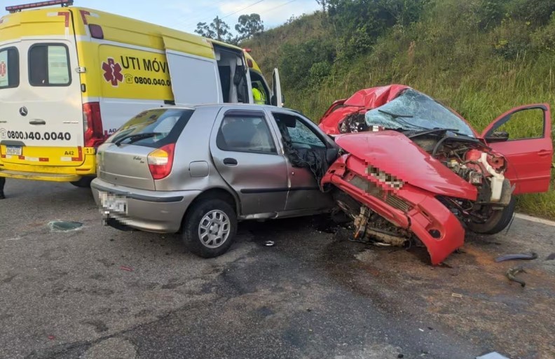 Colisão entre dois carros deixa seis mortos na BR-040