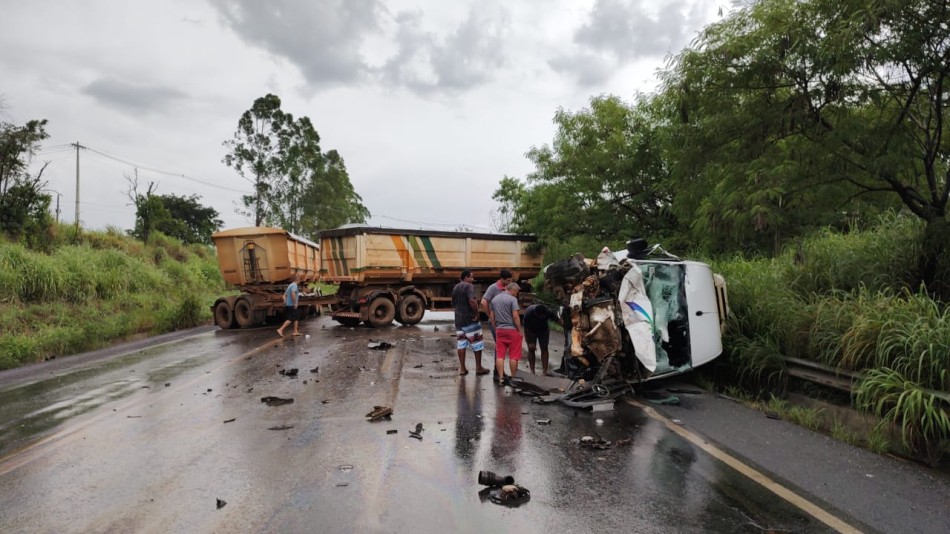 Colisão entre Van e carreta é registrada na BR-354, em Arcos