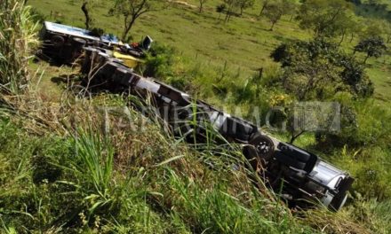 Homem fica ferido após acidente envolvendo caminhão e carreta na BR-262