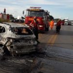 Casal fica preso nas ferragens após acidente e carro pega fogo na BR-365