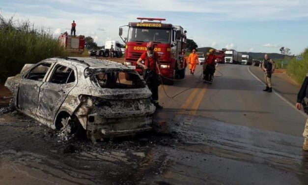 Casal fica preso nas ferragens após acidente e carro pega fogo na BR-365
