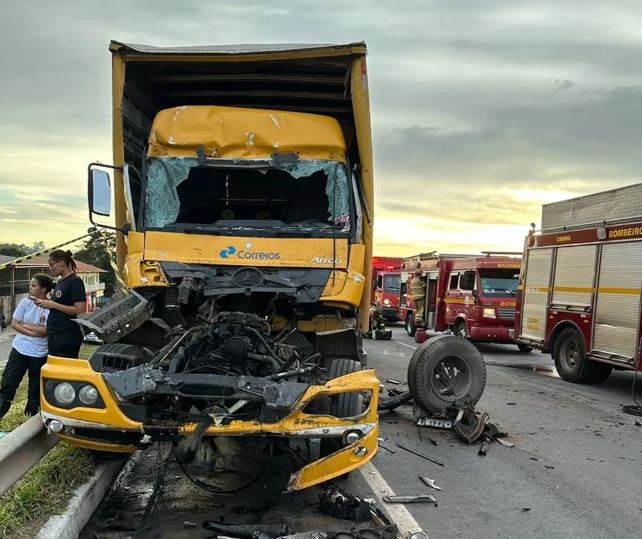 Acidente entre carreta dos Correios e caminhão deixa uma vítima fatal em Mateus Leme