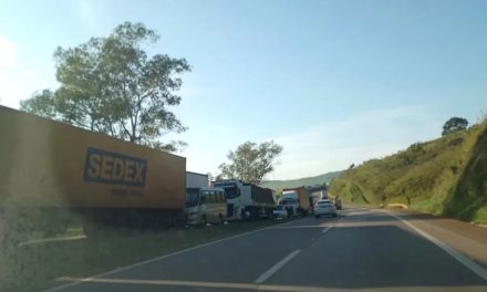 Motorista de ônibus morre e 16 ficam feridos após bater de frente com carreta na Fernão Dias, em MG