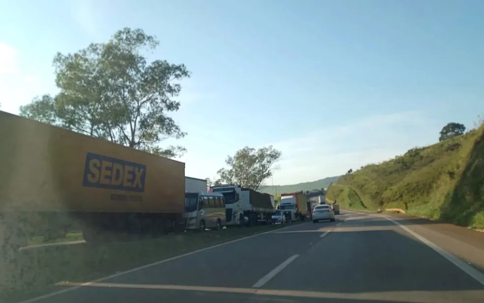 Motorista de ônibus morre e 16 ficam feridos após bater de frente com carreta na Fernão Dias, em MG