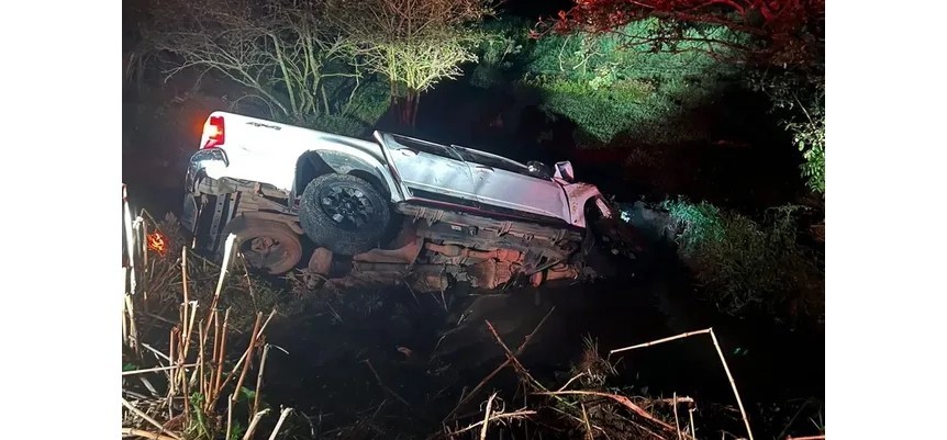 Caminhonete com sete ocupantes sai da pista e cai em córrego em bairro de Guaxupé