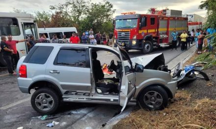 Acidente com carreta deixa dois feridos e destrói carro na BR-251