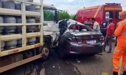 Acidente entre caminhão e táxi mata duas pessoas e fere bebê em MG