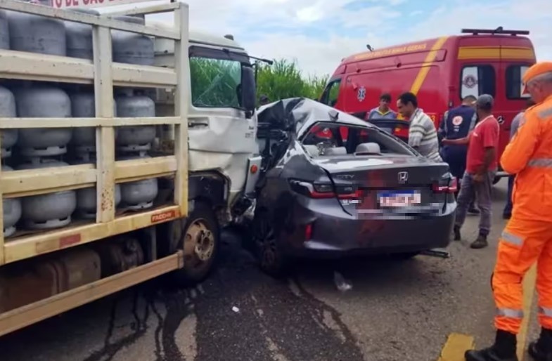 Acidente entre caminhão e táxi mata duas pessoas e fere bebê em MG