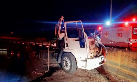 Motorista fica preso às ferragens após caminhão bater contra mureta em MG