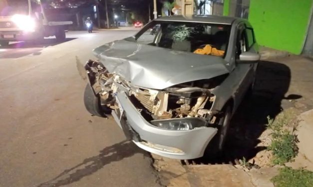 Motorista inabilitado passa mal e bate em caminhão estacionado em MG