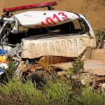 Viatura da PM fica destruída após ser atingida por caminhão durante ocorrência de acidente
