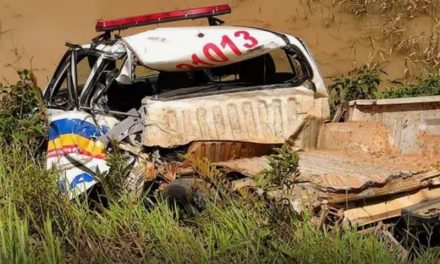 Viatura da PM fica destruída após ser atingida por caminhão durante ocorrência de acidente