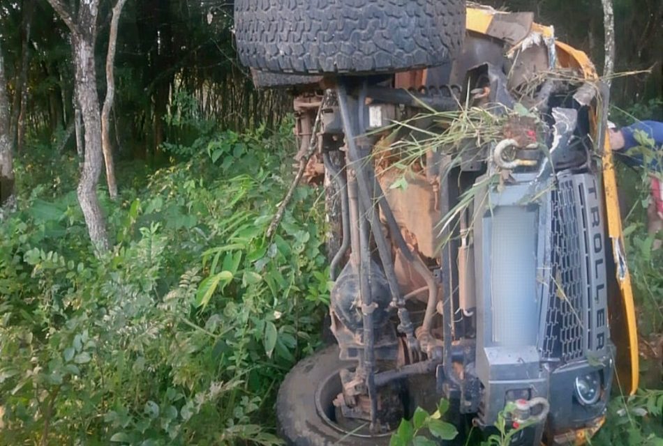 Casal fica ferido após carro capotar na MG-050, entre Formiga e Divinópolis