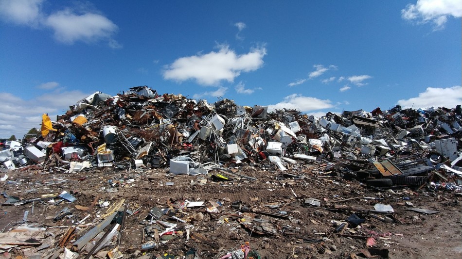 Lixo de aterro pega fogo na Índia e nuvem de fumaça sufoca moradores