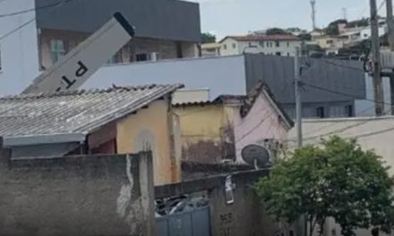 Avião cai sobre casas em Belo Horizonte e vítimas ficam presas às ferragens