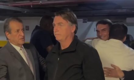 Bolsonaro desembarca em Brasília após três meses nos Estados Unidos